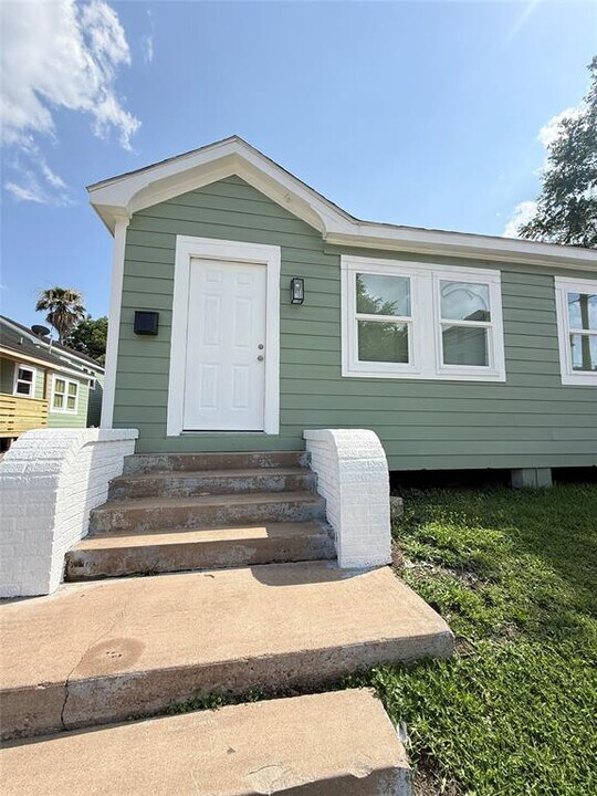 5136 Polk St in Houston, TX - Building Photo