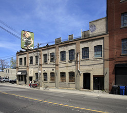 2480 Dundas St W in Toronto, ON - Building Photo - Building Photo