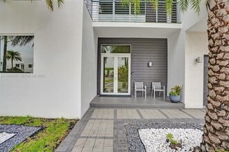 9995 NW 75th St in Doral, FL - Building Photo - Building Photo