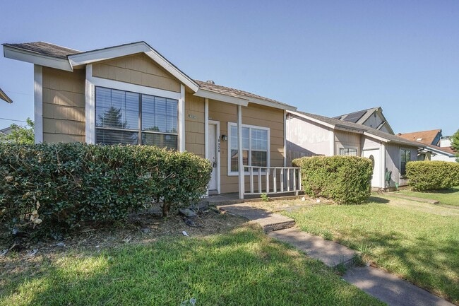 10328 Chelmsford Dr in Dallas, TX - Building Photo - Building Photo