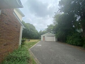 19 West End Ave in East Quogue, NY - Building Photo - Building Photo