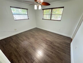 5710 SW 55th St in Miami, FL - Building Photo - Building Photo