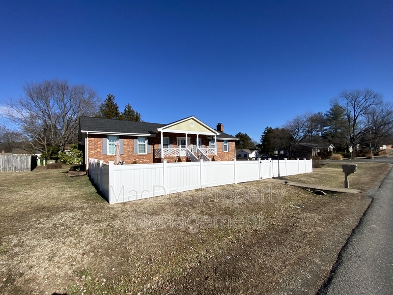 219 Butternut Dr in Fredericksburg, VA - Building Photo