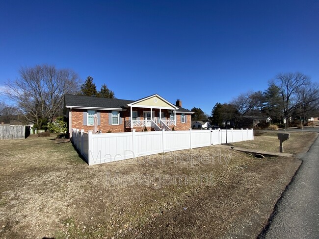 219 Butternut Dr in Fredericksburg, VA - Building Photo - Building Photo
