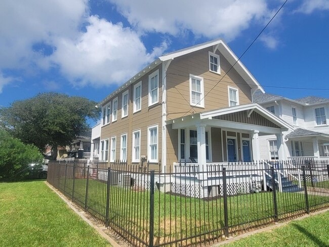 2225 35th St, Unit UP in Galveston, TX - Building Photo - Building Photo