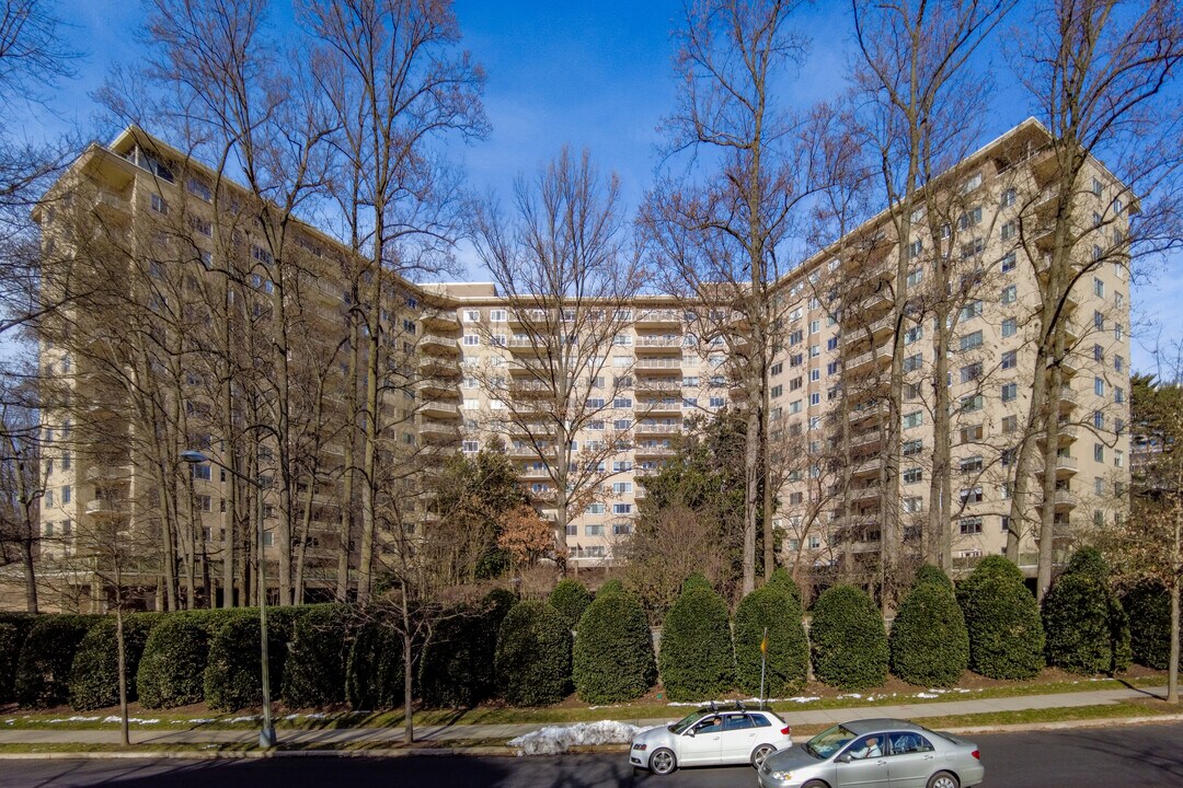 The Colonnade in Washington, DC - Building Photo