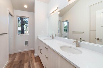 1262 NE Burnside Ave, Unit 2 in Bend, OR - Building Photo - Building Photo