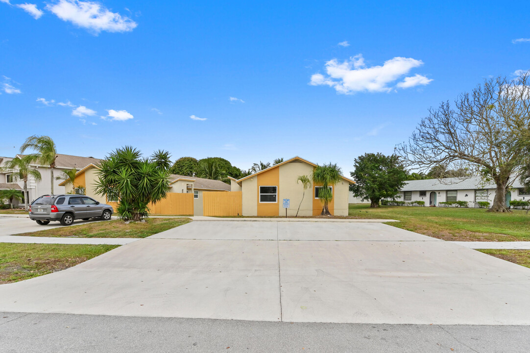 12461 Westhampton Cir in Wellington, FL - Building Photo