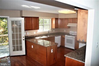 5619 Glenwood Mews Dr in Alexandria, VA - Building Photo - Building Photo