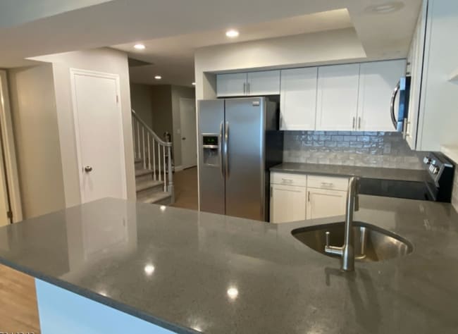 4 Wendover Ct in Bedminster, NJ - Building Photo - Building Photo
