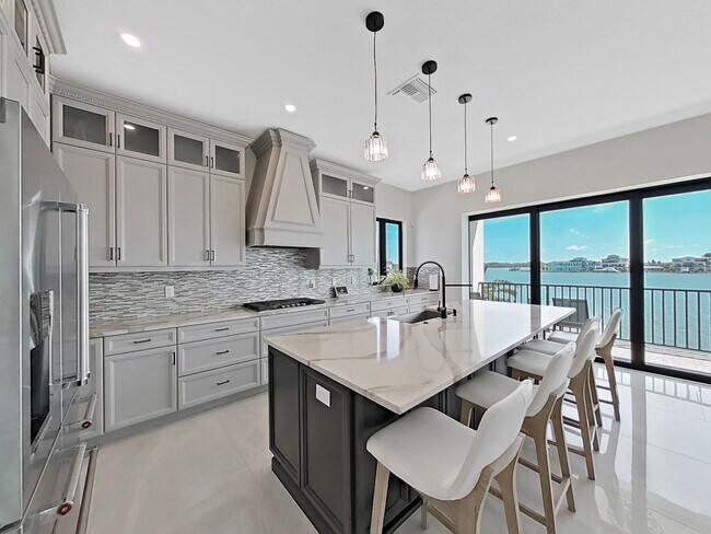 882 Bay Point Dr in Madeira Beach, FL - Building Photo - Building Photo
