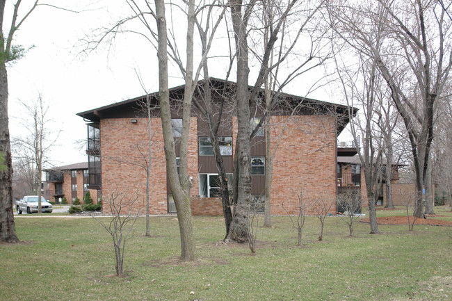 Oakridge Manor in Hopkins, MN - Foto de edificio - Building Photo