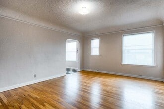 MARQUAM MANOR APARTMENTS (MCM03) in Portland, OR - Building Photo - Interior Photo
