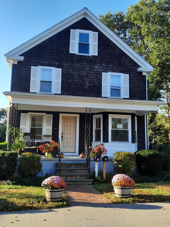 27 Commonwealth Ave, Unit 2 in Barrington, RI - Foto de edificio - Building Photo