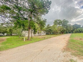 3815 Commerce St, Unit 202 in Damon, TX - Building Photo - Building Photo