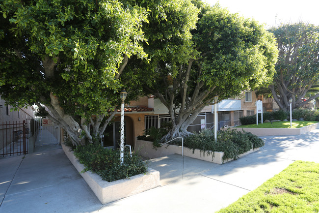 Studio Palms Apartments in Los Angeles, CA - Building Photo - Building Photo