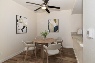 Rocklin Manor Apartments in Rocklin, CA - Foto de edificio - Building Photo
