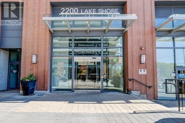 2200-2200 Lake Shore Blvd W in Toronto, ON - Building Photo - Building Photo