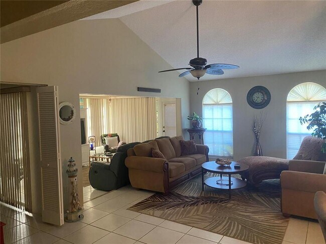 5712 34th St Ct W in Bradenton, FL - Foto de edificio - Building Photo