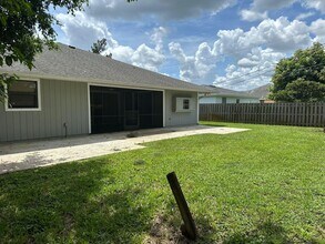 1045 SW Bay State Rd in Port St. Lucie, FL - Foto de edificio - Building Photo