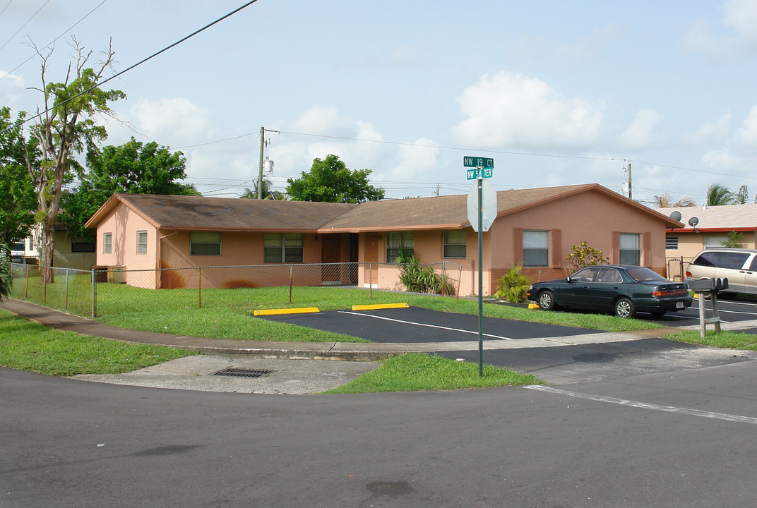 5860 NW 19th Ct in Fort Lauderdale, FL - Building Photo