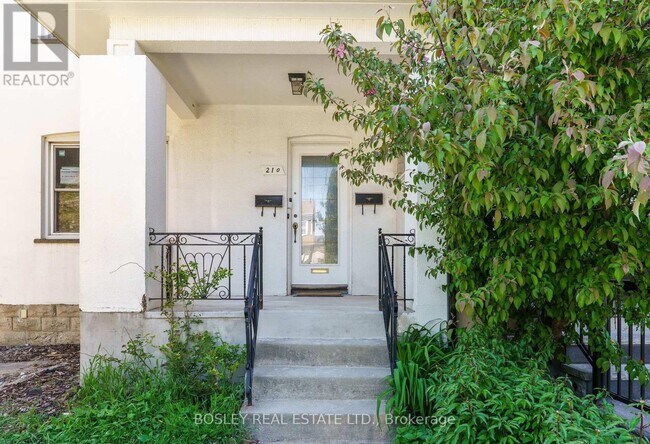 210-210 Westmount Ave in Toronto, ON - Building Photo - Building Photo