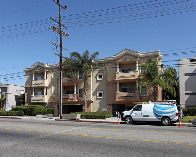 Vanowen Court Luxury Apartments in Van Nuys, CA - Building Photo - Building Photo