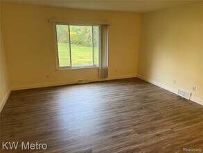 2049 Duck Lake Rd N in Highland Township, MI - Building Photo - Building Photo