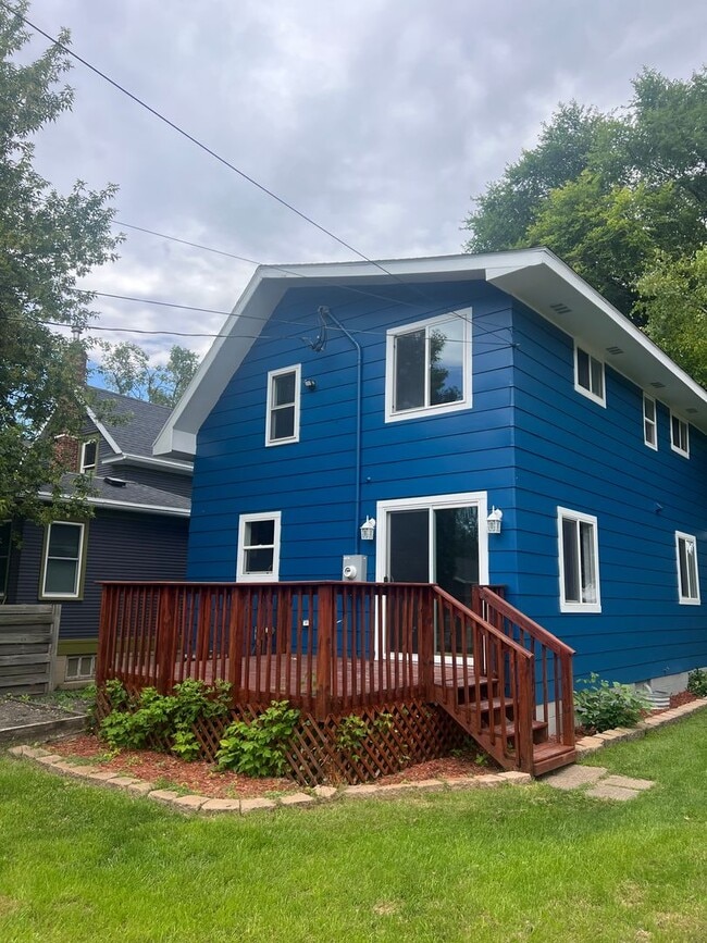 1006 Walnut St in Grand Forks, ND - Building Photo - Building Photo