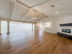 8107 S Braeswood Blvd in Houston, TX - Building Photo - Building Photo