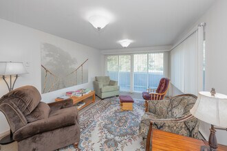 The Mauna Kea Apartments (Age-Restricted/55+) in Tukwila, WA - Foto de edificio - Interior Photo