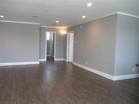 406 N Carrier Pkwy in Grand Prairie, TX - Building Photo