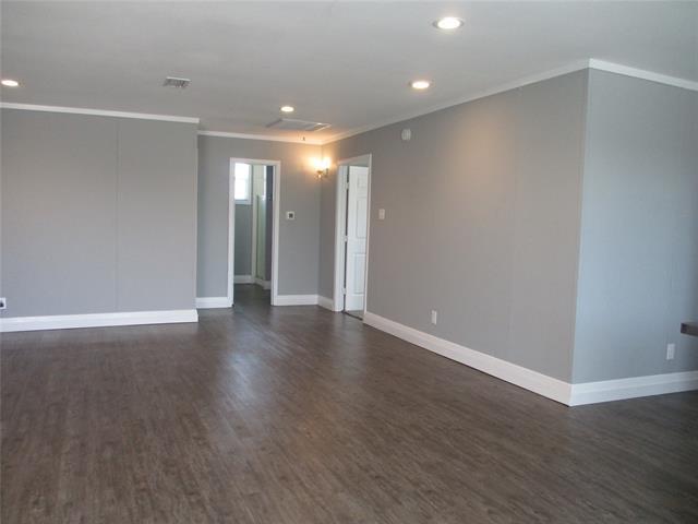 406 N Carrier Pkwy in Grand Prairie, TX - Building Photo
