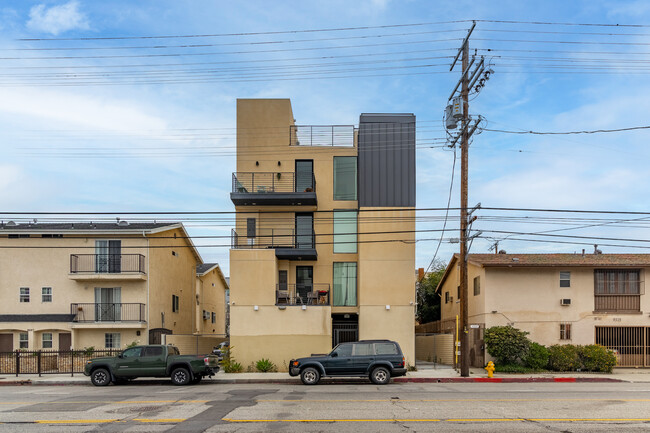 5233 Cahuenga Blvd in North Hollywood, CA - Building Photo - Building Photo