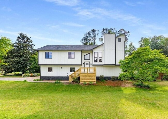property at 3152 Normandy Cir