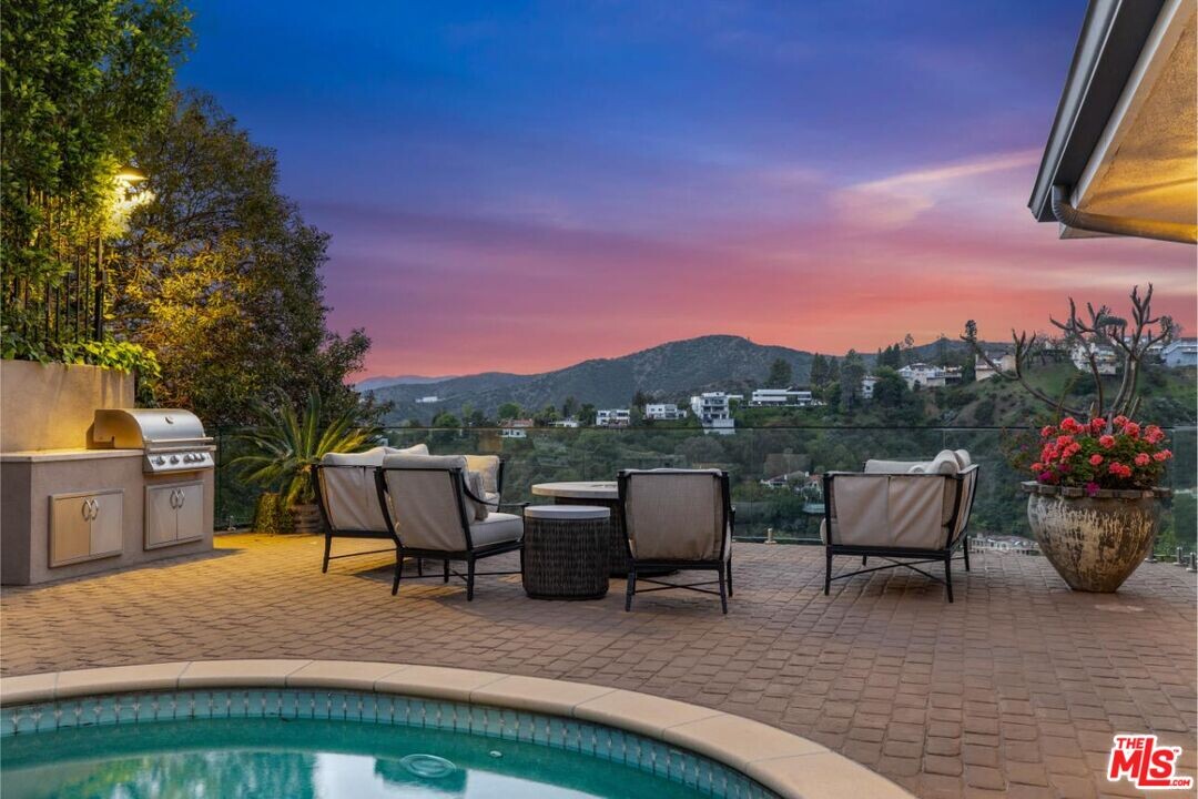 1111 Somera Rd in Los Angeles, CA - Building Photo
