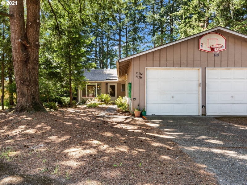 13334 SE Sherman St in Portland, OR - Foto de edificio