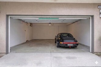 809 Brickyard Ln in Costa Mesa, CA - Building Photo - Building Photo