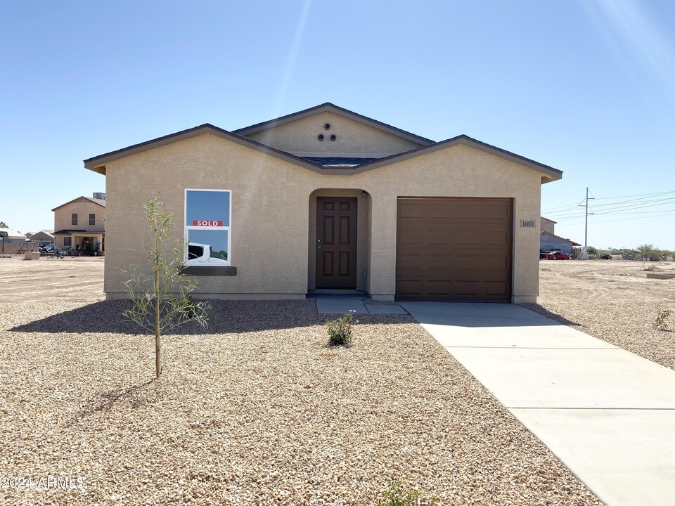 16001 S Bentley Dr in Arizona City, AZ - Building Photo