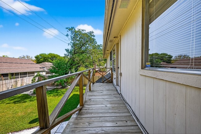 property at 813 Lakeview Dr