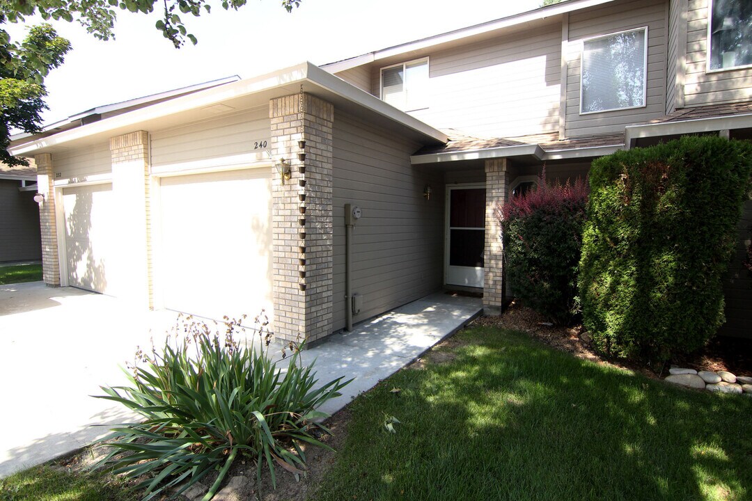 240 E Elwood Ln in Boise, ID - Building Photo