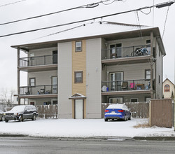 2218 Westmount Rd NW in Calgary, AB - Building Photo - Building Photo