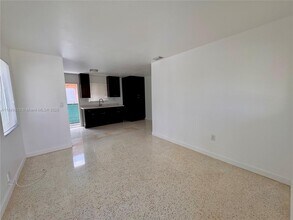 626 W 17th St in Hialeah, FL - Foto de edificio - Building Photo
