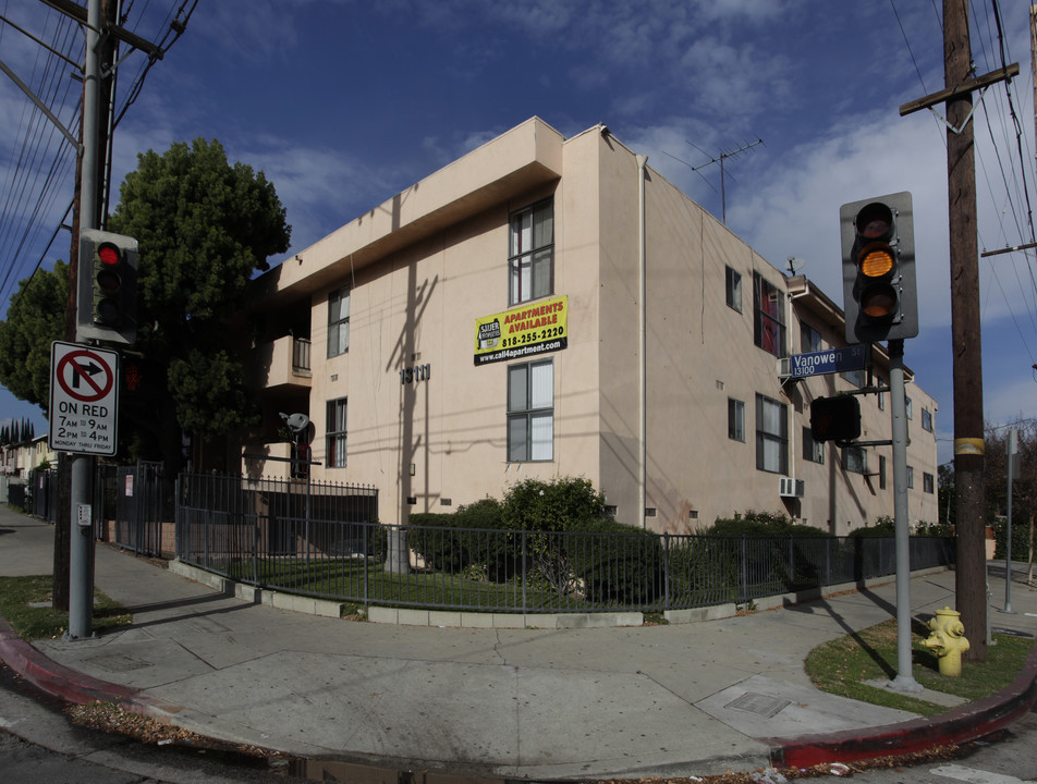 13111 Vanowen St in North Hollywood, CA - Foto de edificio