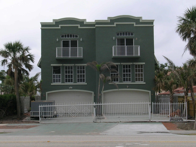 245-247 S Ocean Blvd in Boca Raton, FL - Building Photo - Building Photo