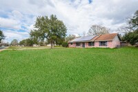 413 Lavaca St in Louise, TX - Foto de edificio - Building Photo