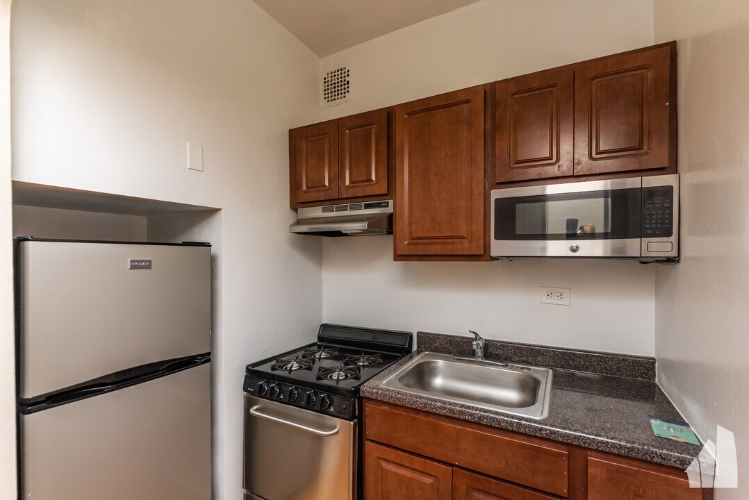 940 W Cuyler Ave, Unit 305 in Chicago, IL - Building Photo