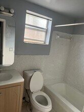 2238 Monroe St, Unit 309 in Hollywood, FL - Foto de edificio - Building Photo