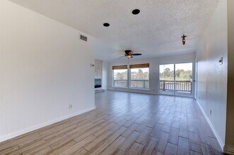 2137 Casa Rio Cir in Dickinson, TX - Foto de edificio - Building Photo