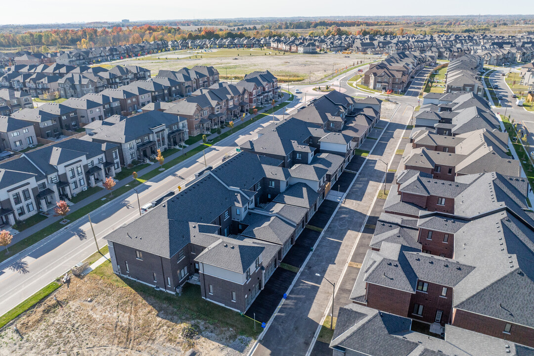 Moles Ln in Whitby, ON - Building Photo